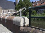 Hekjes van de brug en de kademuren zijn verschillend van kleur en vorm.
<br/>
Corrie Groen- Pickhard, 2015-08-05